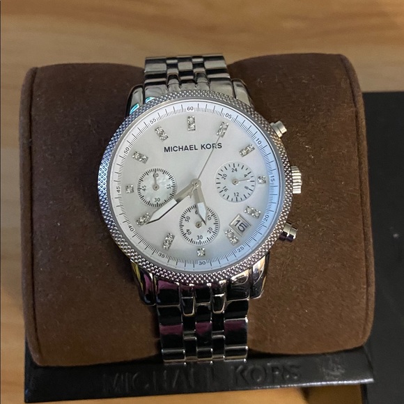 Micheal Kors MK5020 Stainless steel bracelet new battery come with leather case - Picture 3 of 7